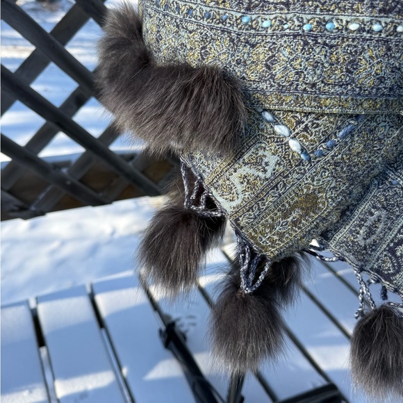 Elegant Blue Paisley Shawl with Fur Trim - Picture 5 of 12